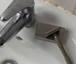 How to deep clean your safety razor